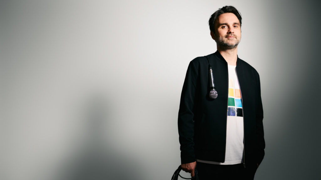 Porträt von Dr. Pop mit Mikrofon