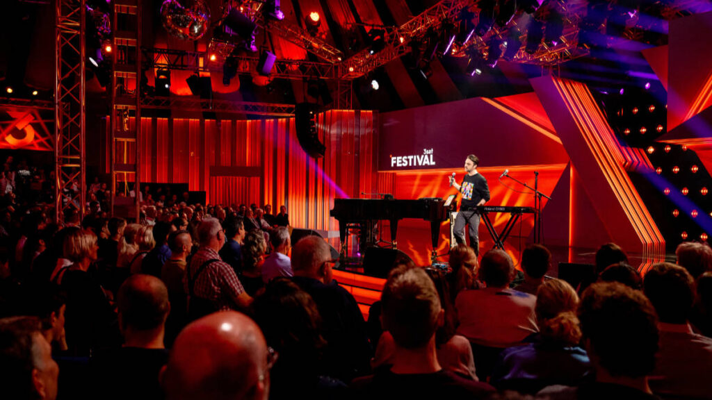 Dr. Pop am Klavier beim 3sat Festival
