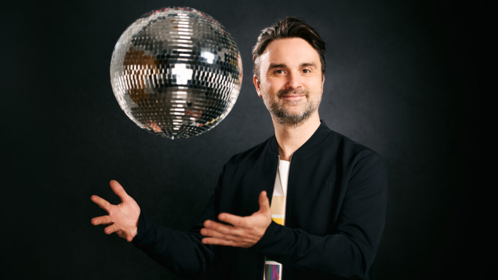 Dr. Pop mit einer Discokugel