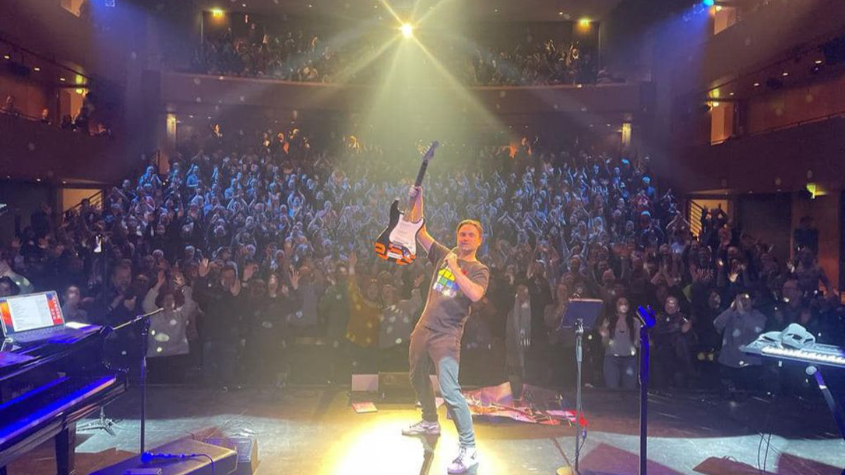 Dr. Pop mit Gitarre